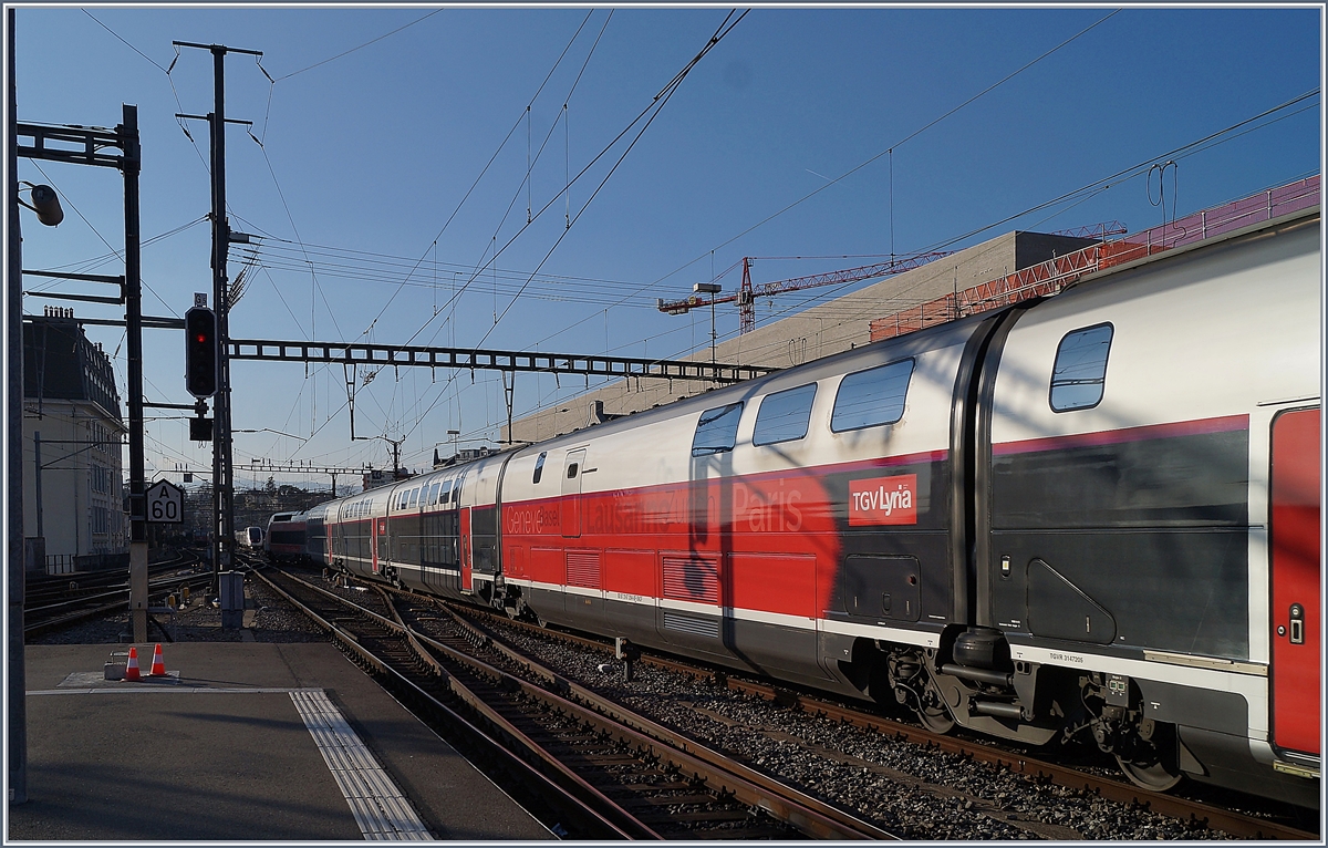 Das künftige Erscheinungsbild von Lyria: Als TGV Lyria Zugspaar 9773/9778 von Paris nach Lausanne (via Genève) und Zurück unterwegs, verlässt der TGV 4720 mit den Triebköpfen 310039 und 40 Lausanne in Richtung Paris. Künftig sollen alle TGV Lyria in dieser Farbgebung und als Dulex unterwegs sein. 
28. Feb. 2019