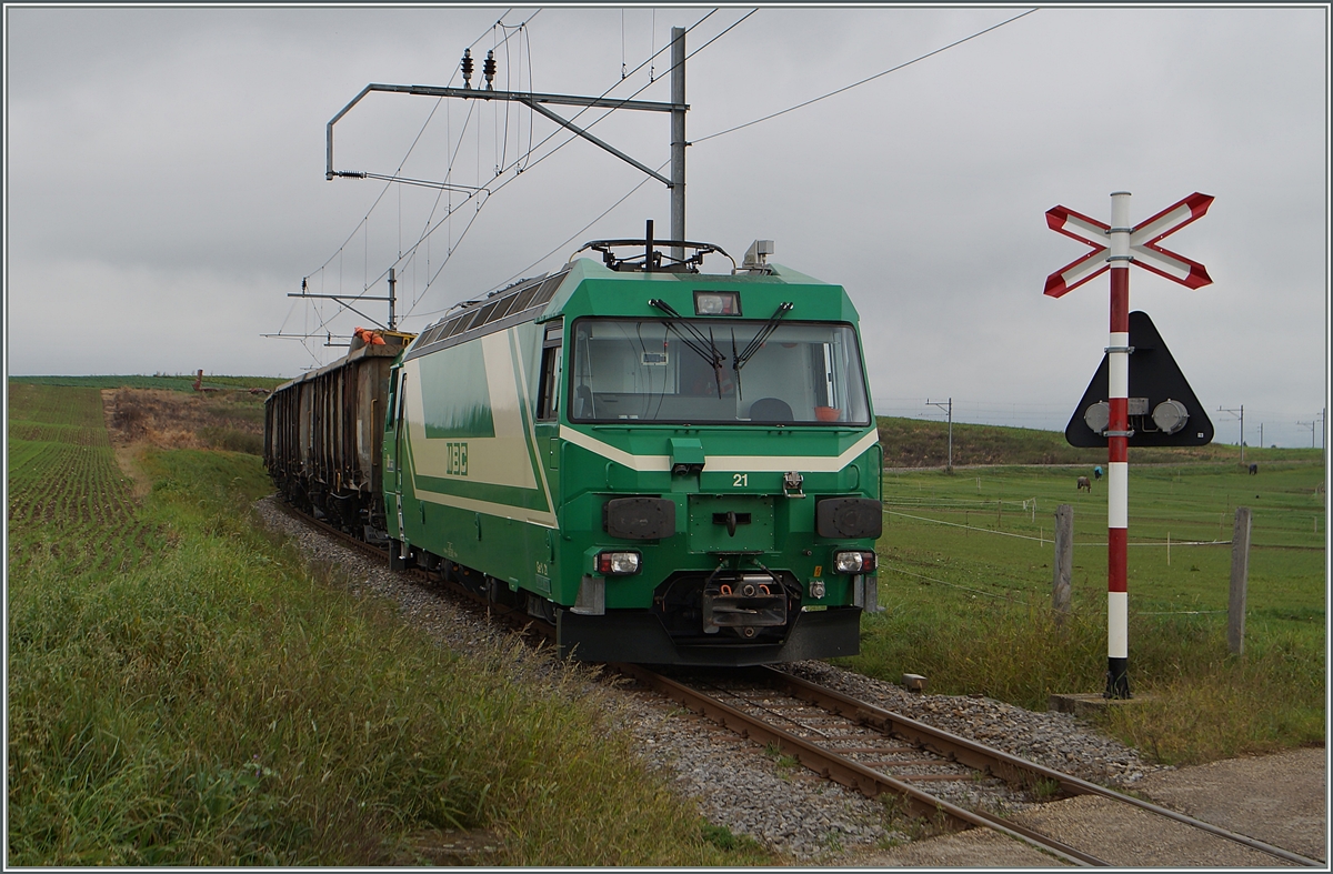 Das Verlanden der Zuckerrüben kann natürlich nur bei ausgeschalteter und geerdeter Fahrleitung erfolgen, ein Grund, weshalb der Tm 41 (der nicht zu sehen ist) immer mit dabei ist.
Bei Mauraz, den 15. Okt. 2014