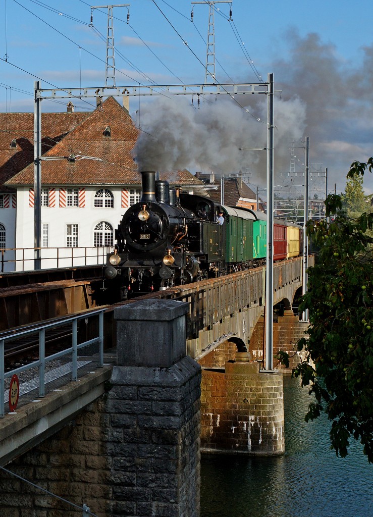 DBB: Der Dampfzug mit der Eb 3/5 5810 /ehemals SBB) auf der Rückfahrt zur Werkstätte Konolfingen nach der allerletzten Aarefahrt Solothurn-Büren vom 6. September 2015. Infolge Geleiseerneuerungsarbeiten auf der Strecke Solothurn-Burgdorf, erfolgte die Rückreise über Biel-Lyss. Die Eb 3/5 5810 mit ihren 5 Wagen wurde im letzten Abendlicht auf der Aarebrücke Solothurn vor der Kulisse des alten Spitals verewigt.
Foto: Walter Ruetsch 