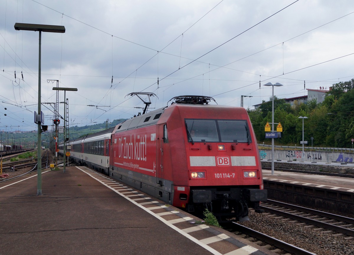 DB/SBB: D'r Zoch kütt ! Die 101 114-7 mit SBB-EW IV am Hacken und unverständlicher Werbeaufschrift bei der Durchfahrt Weil am Rhein am 23. Juli 2015.
Foto: Walter Ruetsch