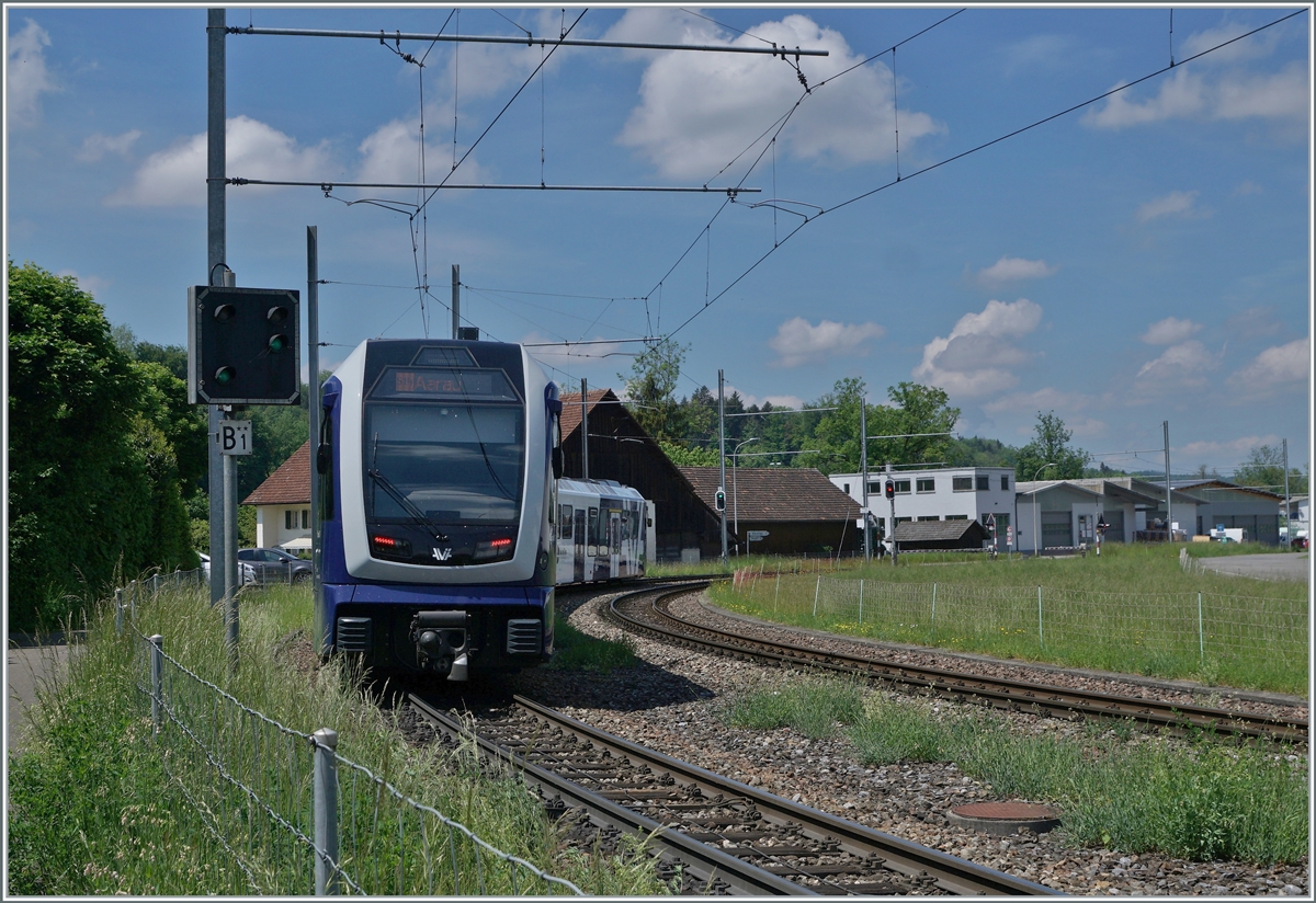 Der AAR ABe 4/12 73  Saphir  verlässt Gontenschwil in Richtung Aarau. 

14. Mai 2022
