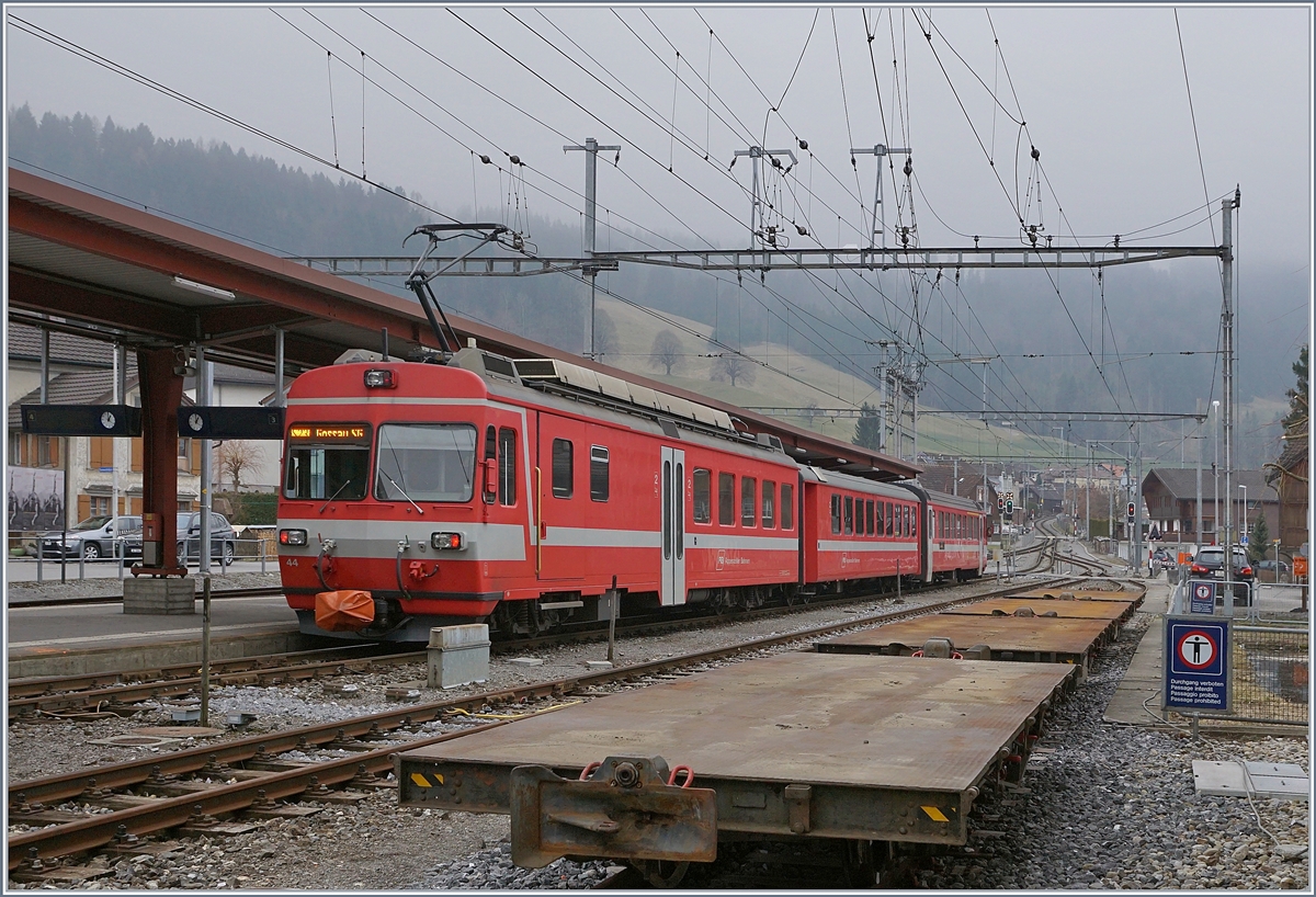 Der AB BDe 4/4 44 fährt in Appenzell nach Gossau ab.
17. März 2018