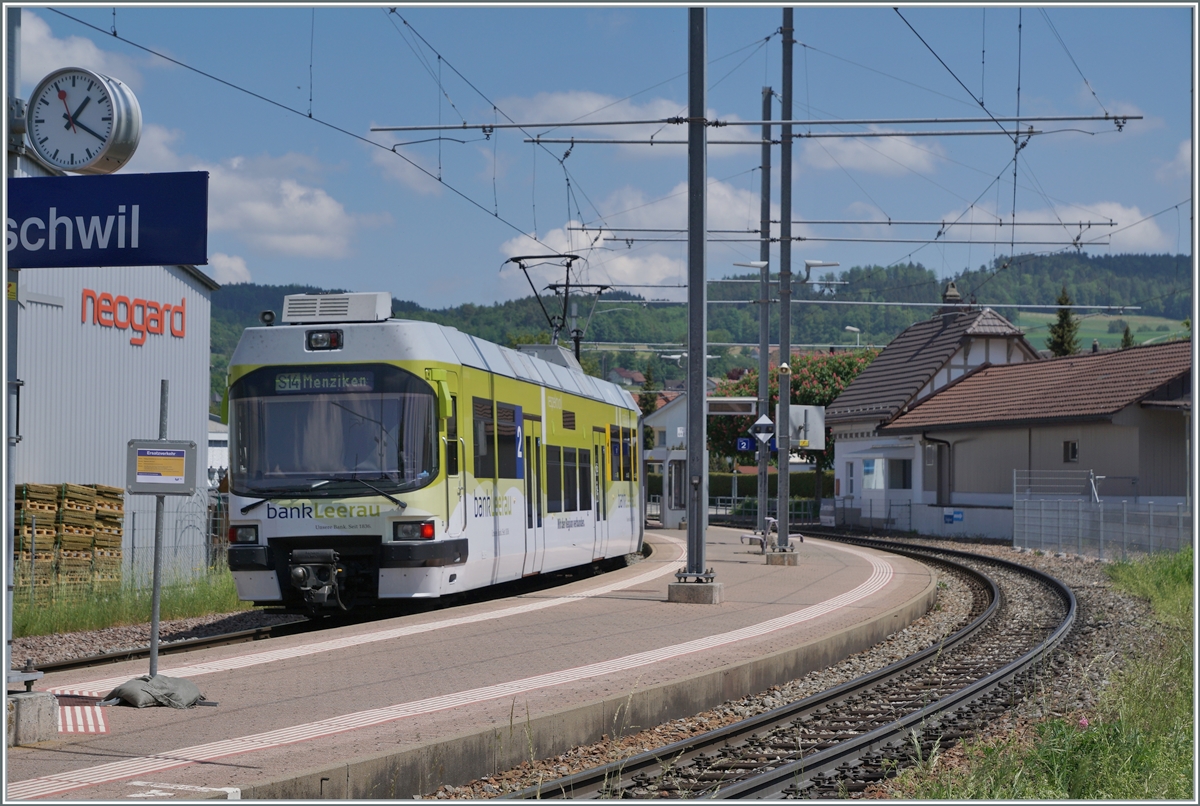 Der ABe 4/8 beim Halt in Gontenschwil. 

14. Mai 2022