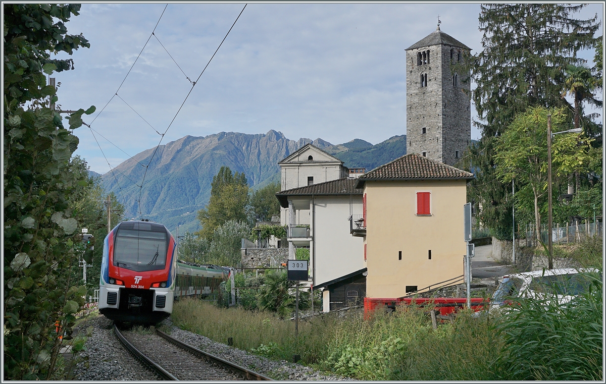 Der am Schluss laufende TILO RABe 524 304 erreicht mit dem RABE 523 102 in Kürze sein Ziel Locarno. 

20. Sept. 2021