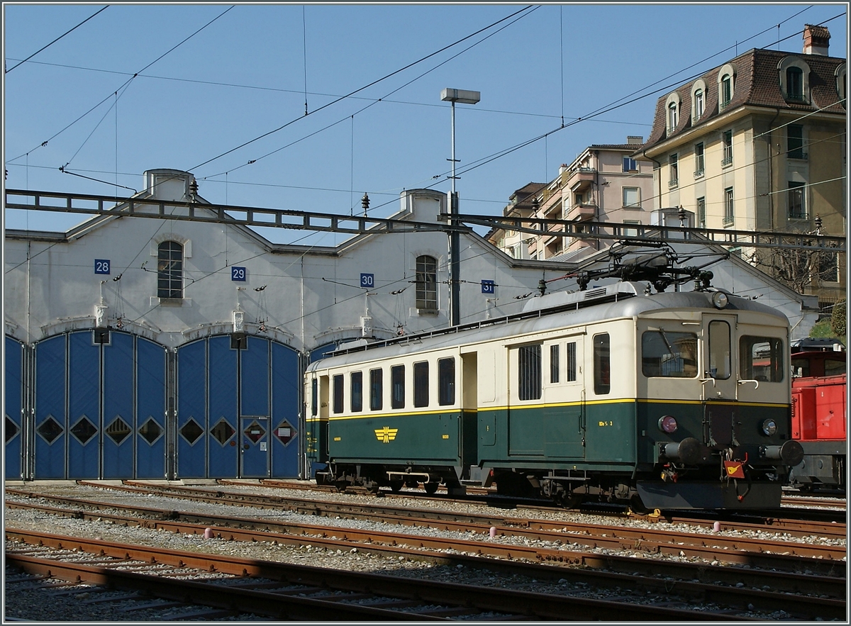 Der BDe 2/4 der (stillgelegten) Wohlen Meisterschwanden Bahn wartet am 11. M�rz 2011 im D�p�t von Lausanne auf R�ckkehr ihrer Reisegruppe. Der Treibwagen heisst, wie erst k�rzlich entdeckt nun  La Dame du L�man  und kann f�r Gesellschaftsfahrten gemietet werden.

Noch ein paar Worte zur W-M (Wohlen Meisterschwanden Bahn): 
Die 8.23 lange Wohlen - Meisterschwanden Bahn wurde am 17. Dez. 1916 er�ffnet und mit Gleichstrom betrieben. Eine Umstellung auf Wechselstrom am 18. M�rz 1966 brachte der nicht gerade florierenden Bahn auch nicht den erhofften Aufschwung so dass sie schliesslich am 31. M�rz 1997 eingestellt wurde.  



