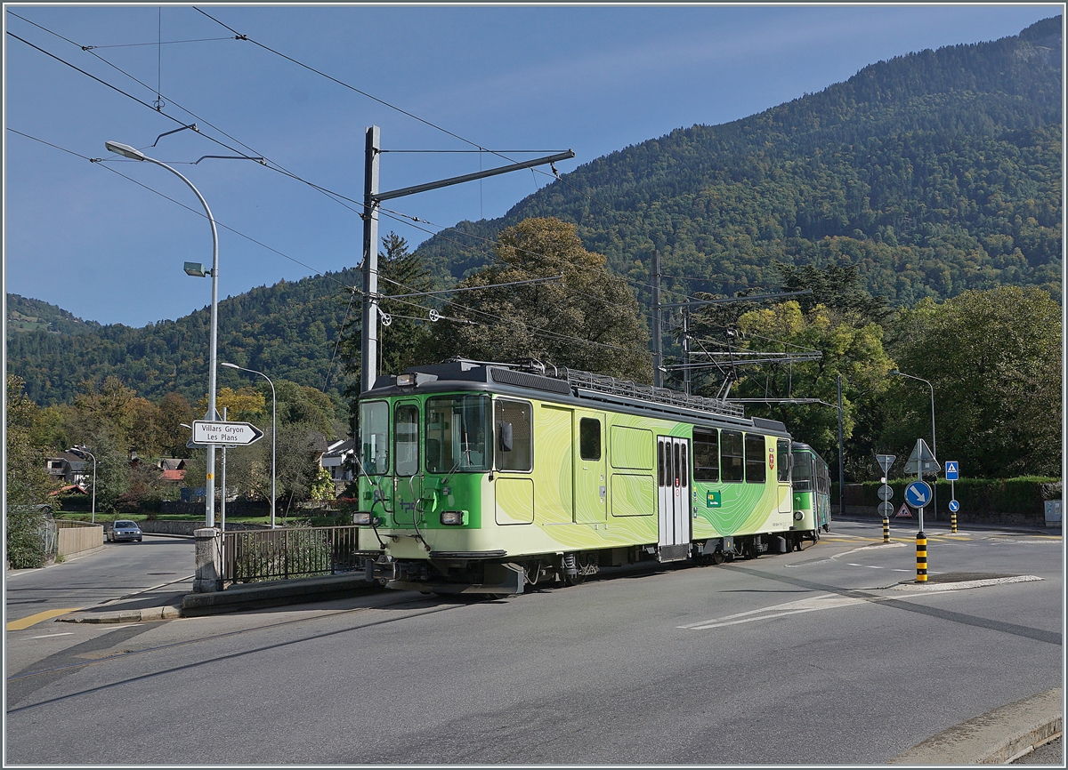 Der BDeh 4/4 81 mit seinem Bt 63 hat die Haltestelle Bex Pont-Neuf hinter sich gelassen und ist mit seinem 537 schon fast am Ziel in Bex. 

11. Oktober 2021