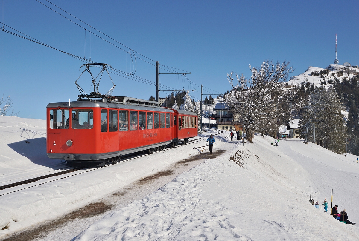 Der BDhe 2/4 N° 4 der RB ist von Vitznau kommend kurz vor Rigi Staffel unterwegs. 
1953 von SLM/BBC gebaut, betrugen die Anschaffungskosten Fr. 323'825.85. 
24. Feb. 2018