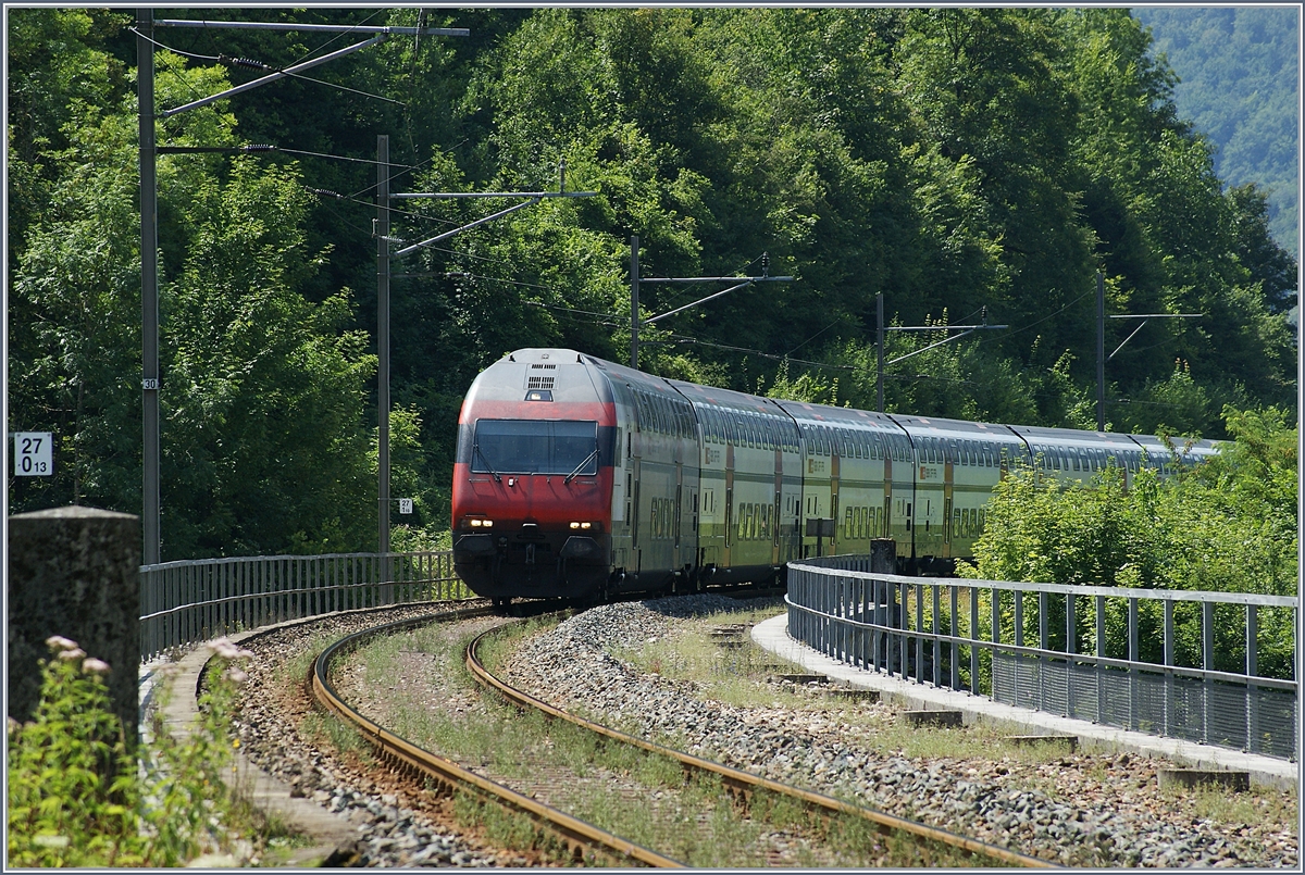 Der bekannte Rümlinger Viadukt aus einer eher ungewohnten Perspektive, aber immerhin als intersannes Bild, dass zeigt, dass der Viadkukt in einer Kurve liegt. 

Im Hintergrund ein SBB IC 2000 auf der Fahrt nach Basel SBB (Sommerfahrplan 2018)

