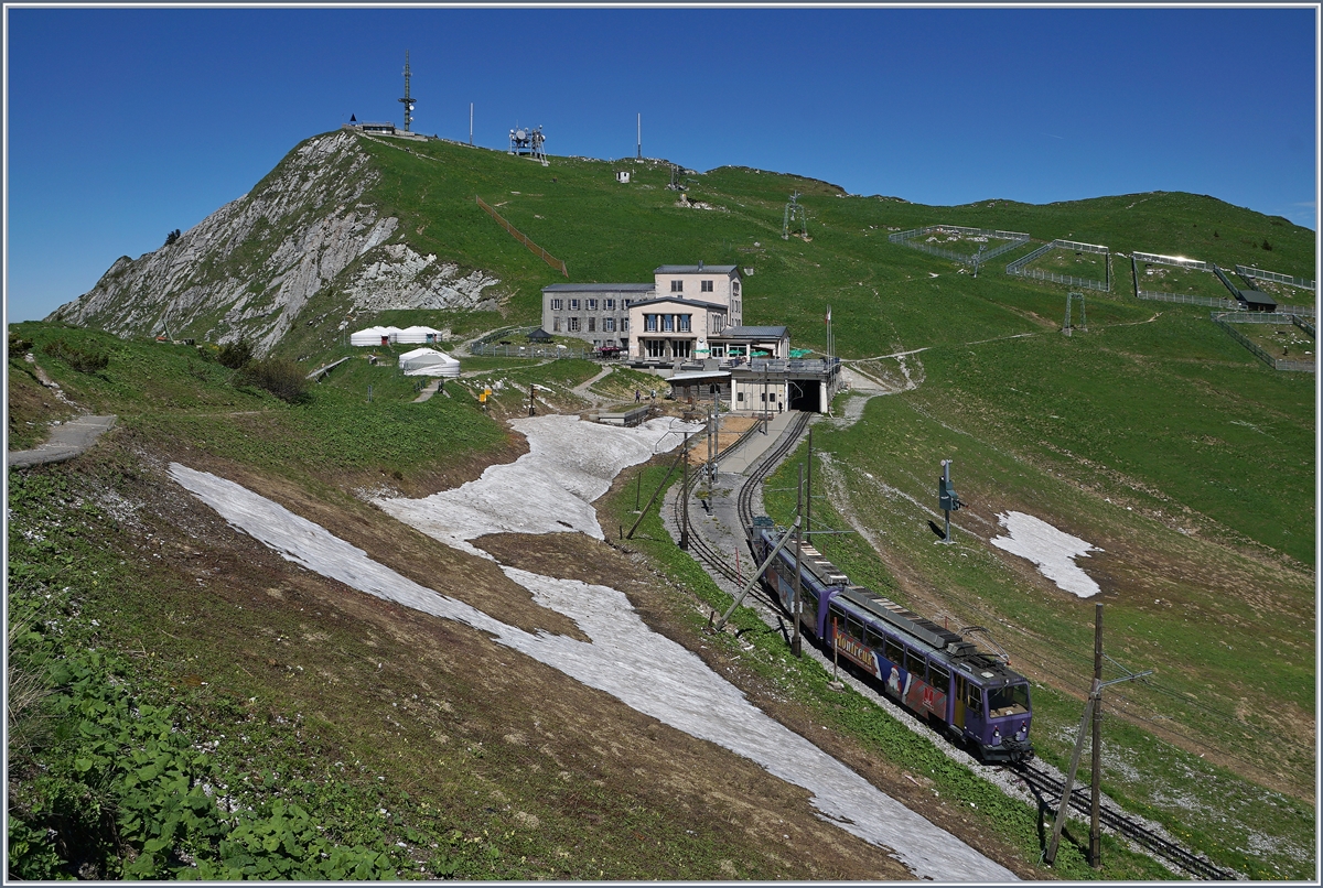 Der Bhe 4/8 303 erreicht die Gipfelstation Rochers de Naye.
20. Juni 2016