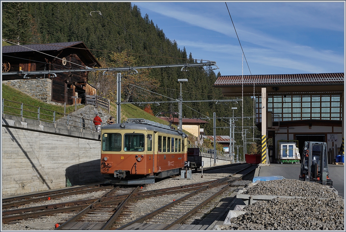 Der BLM Be 4/4 23 verlässt Mürren in Richtung Grütschalp.
In der Regel verkehrt die BLM in der Saison ausser Mittags im viertel-Stunden Takt, dazu werden drei Umläufe benötigt, die Züge kreuzen sich in Winteregg und Mürren. 
Somit bleibt in Mürren zum Beladen der Vorstellwagen jeweils eine gute Viertelstunde. 
(Während zum Umlad Bahn/Seilbahn in Grütschalp einige Minuten reichen müssen.)
16. Okt. 2018