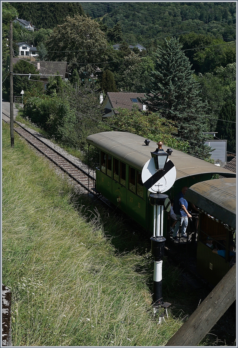 Der Blonay-Chamby Dampfzug ist am Einfahrsignal von Blonay fast schon vorbei gefahren und die Hippsche Wendescheibe steht nun wieder in der Grundstellung  Halt  von Chamby her, die hier zu sehende weisse Scheibe ist für in Richtung Chamby fahrenden Züge ohne Bedeutung. 

26. Juli 2020