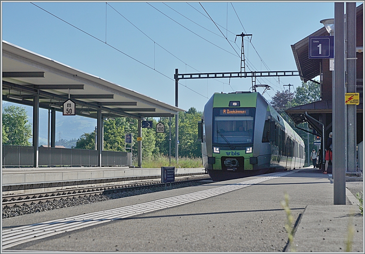 Der BLS RABe 535 111  Lötschberger  Auf dem Weg nach Zweisimmen beim Halt in Wimmis.

14. Juni 2021