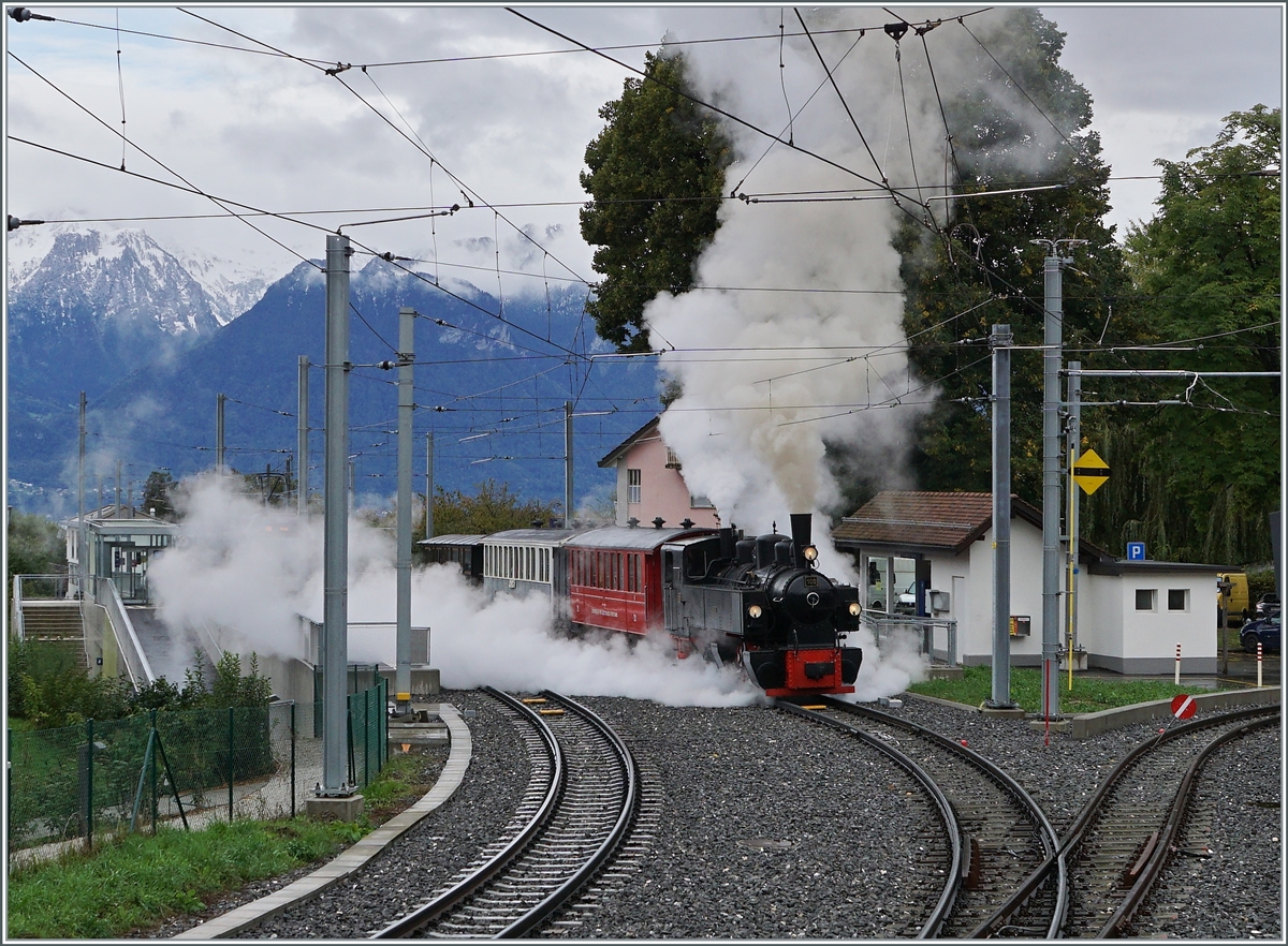 Der Gegenzug ist eingetroffen und somit kann die Fahrt weitergehen, kräftig dampfend erlässt die G 2x 2/2 105 mit ihrem Riviera Belle Epoque Zug St-Légier Gare in Richtung Blonay. 

27. Sept. 2020 