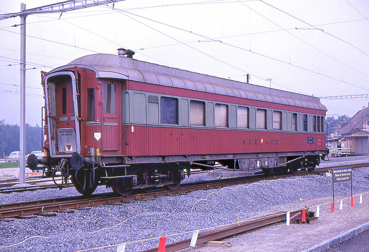 Der Kinowagen X 91140 in Worblaufen. So weit ich feststellen konnte, war er ein alter Speisewagen mit der Nummer Dr4� 10. 24.September 1969 