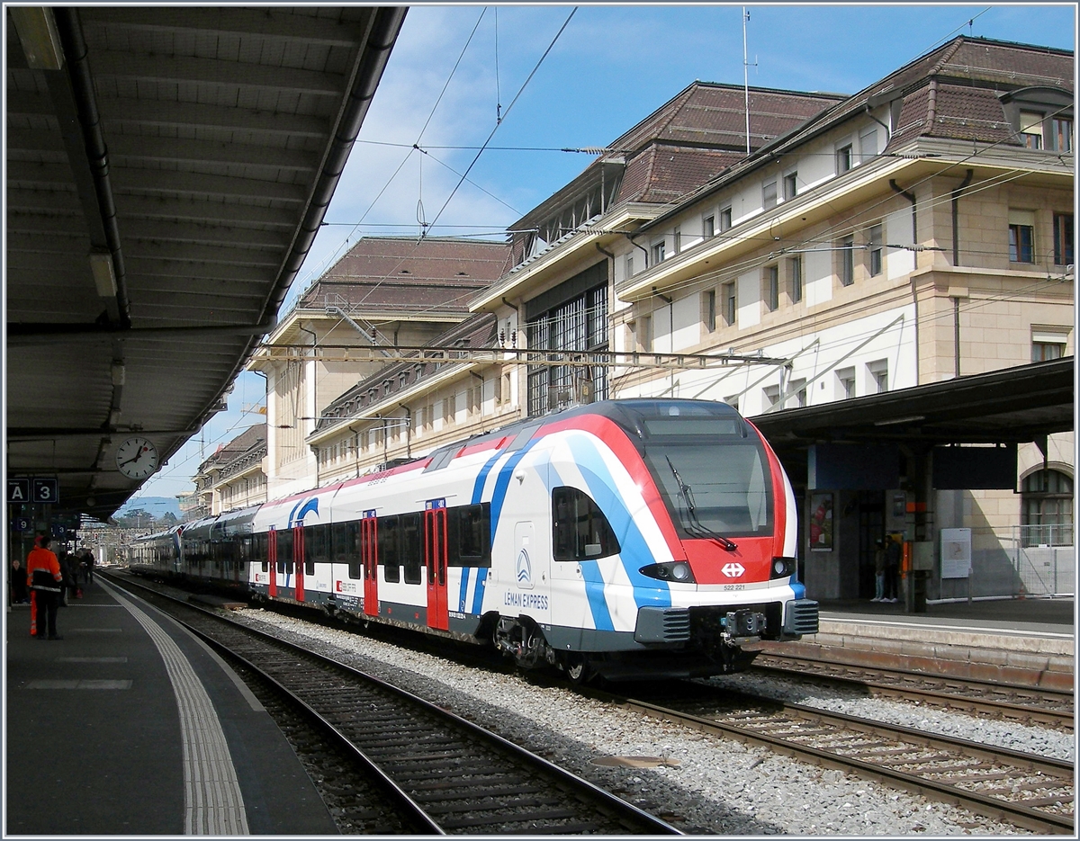 Der Léman Express 522 221 (UIC 94 85 0 522 221-6 CH-SBB) und ein weiterer stehen in Lausanne auf Gleis 2.
11. April 2018
