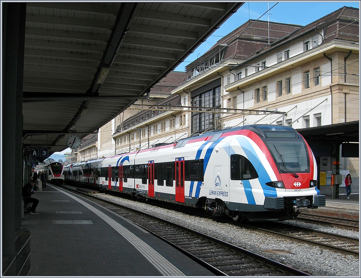 Der Léman Express 522 221 (UIC 94 85 0 522 221-6 CH-SBB) und ein weiterer stehen in Lausanne auf Gleis 2; im Hintergrund wartet ein Flirt als S3 nach Villeneuve.
11. April 2018