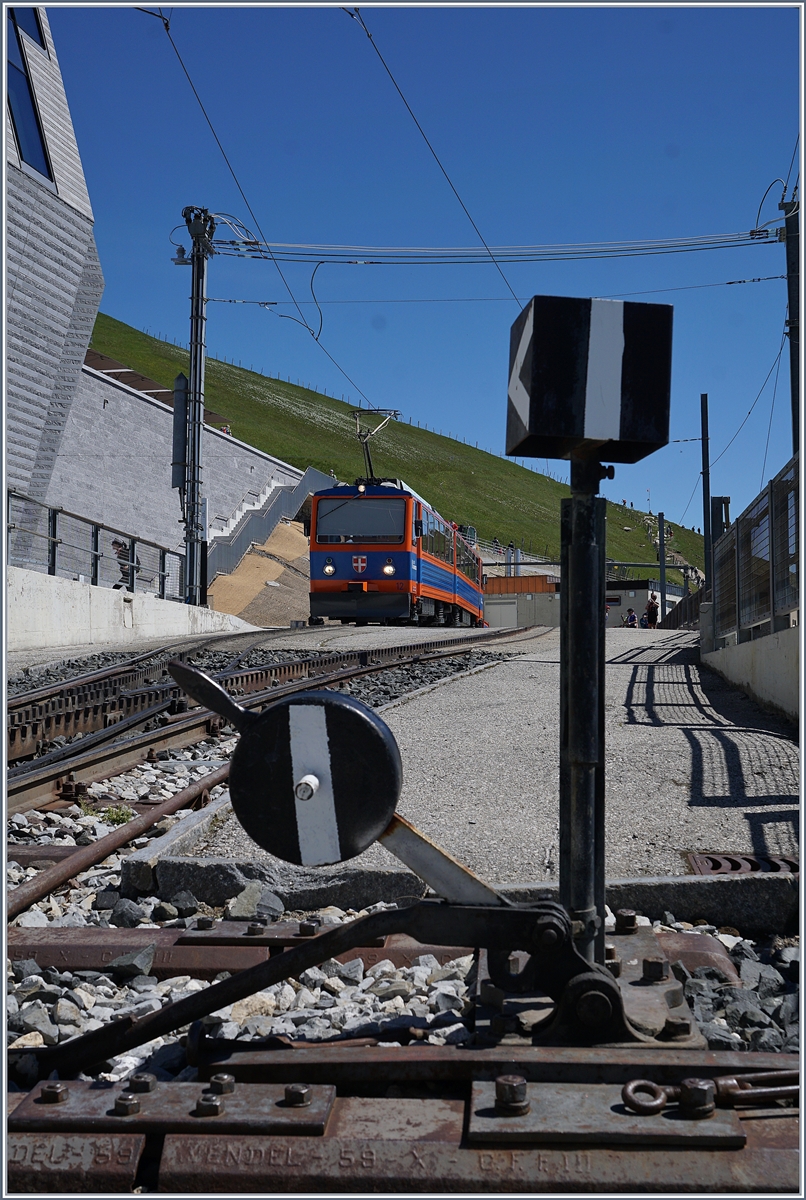 Der MG Beh 11 wartet in Generoso Vetta auf die Rückfahrt nach Aigle.
21. Mai 2017