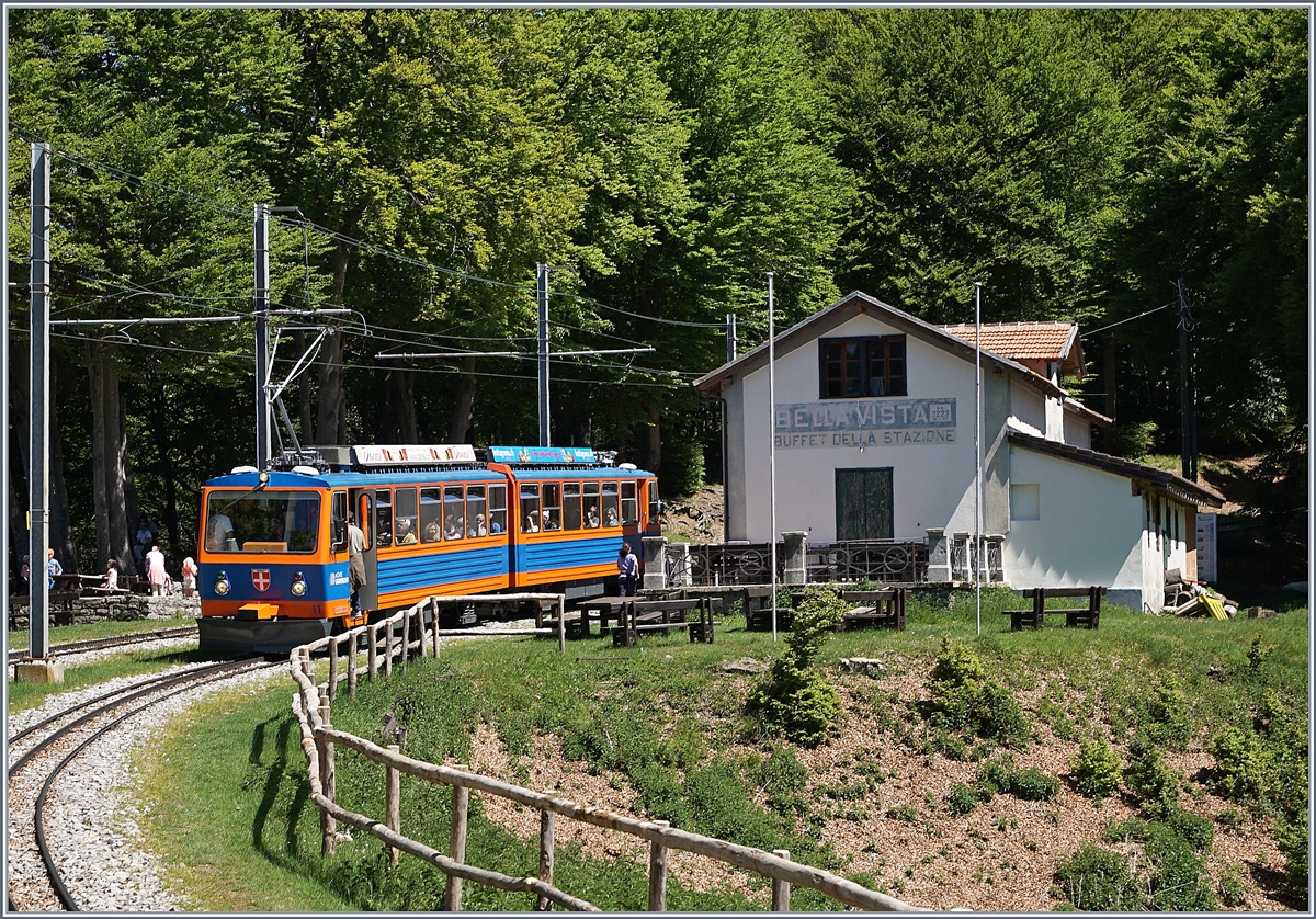 Der MG Bhe 4/8  Mendriso  beim Halt in Bella Vista.
21. Mai 2017