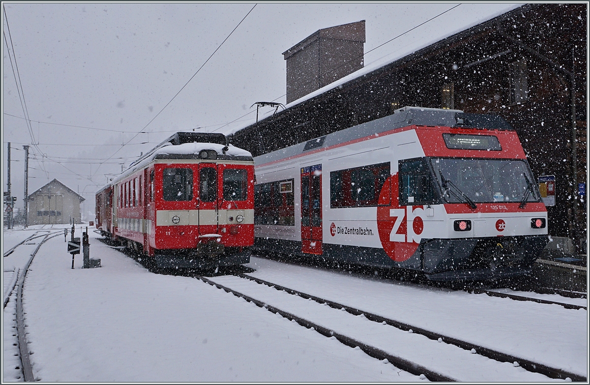 Der MIB (?) ex CJ BDe 4/4 11 und der Zentralbahn Be 125 013 stehen in Innertkirchen. Während der GTW Be 2/6 125 013 zwischen zwischen Innertkirchen und Meringen hin- und her pendelt scheint der ex CJ Triebwagen nicht mehr in Betrieb zu sein, wie ein gut ca. 3 x 7 cm2 kleiner Aufkleber am Triebwagen verrät.

16. März 2021