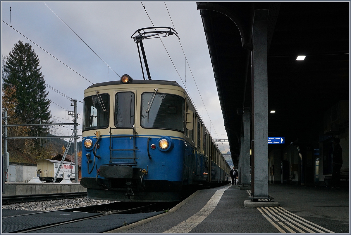 Der MOB ABDe 8/8 4001 SUISSE, unterwegs als Regionalzug 2210 von Montreux nach Zweisimmen hat in Gstaad ein paar Minuten Aufenthalt, Grund genug, auszusteigen und ein paar Bilder zu machen.
30. Okt. 2017