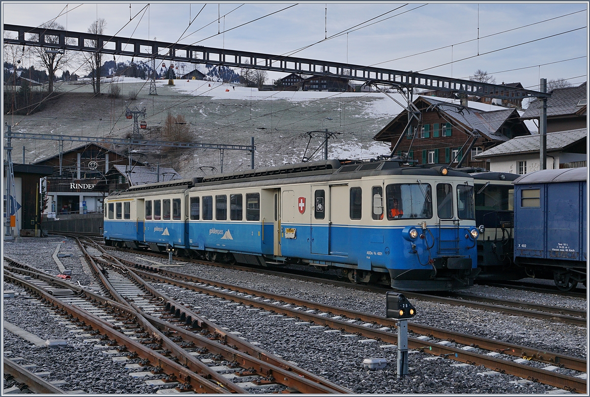 Der MOB ABDe 8/8 4001 SUISSE in Zweisimmen, durch die Trasseunterbrüche zwischen Gstaad und Chateau d'Oex wurden die bereits aus dem Plandienst genommen ABDe 8/8 4001 und 4002 nochmals ausgiebig zwischen Lenk, Zweisimmen und Gstaad eingesetzt.
9. Jan. 2018