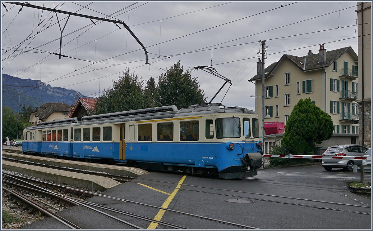 Der MOB ABDe 8/8 4002  VAUD  erreicht als Regionalzug 2332 sein Ziel Chernex.

4. Okt. 2019