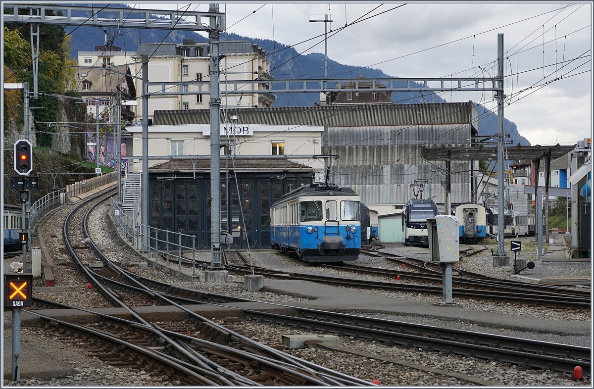 Der MOB ABDe 8/8 4003 Fribourg wartet in Montreux auf einen neuen Einsatz.
27.10.2010