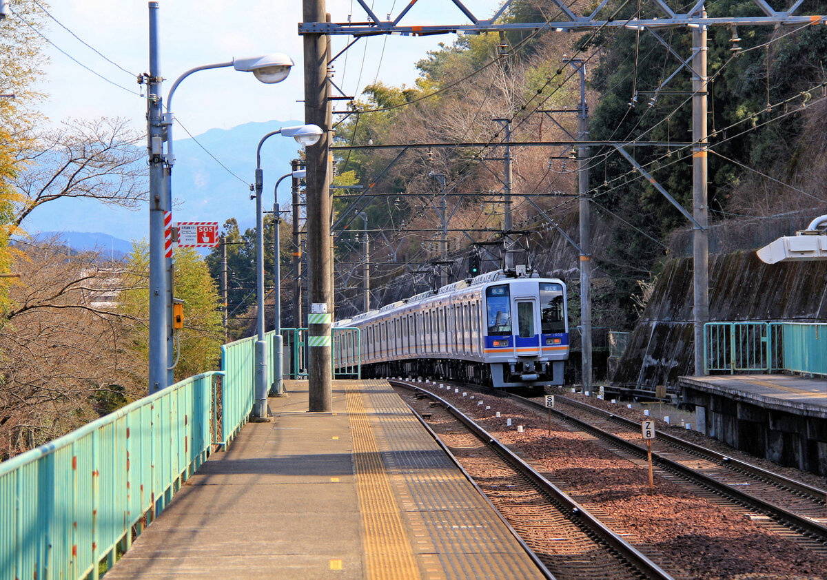 Der Nankai-Konzern, Partnerbahn der MOB: Nankai-Zug 1002 kommt unterwegs nach Osaka die Steilrampe aus dem Tal des Kinokawa-Flusses zum Kimi Tôge-Pass herauf. 28.März 2017 