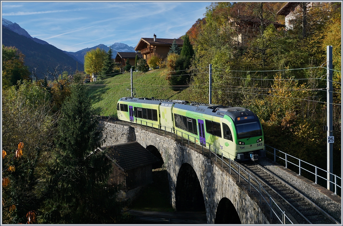 Der neue AOMC TPC GTW Beh 2/6 543 auf der Pont de Chemex auf seiner Fahrt Richtung Aigle.
28. Okt. 2016 