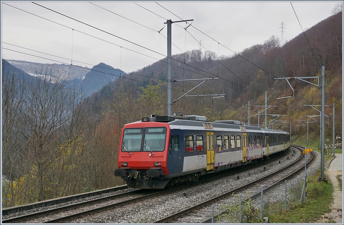 Der RE 18124 von Neuchâtel verlässt die Station Champ-du Moulin in Richtung Noiraigue.

23. Nov. 2019
