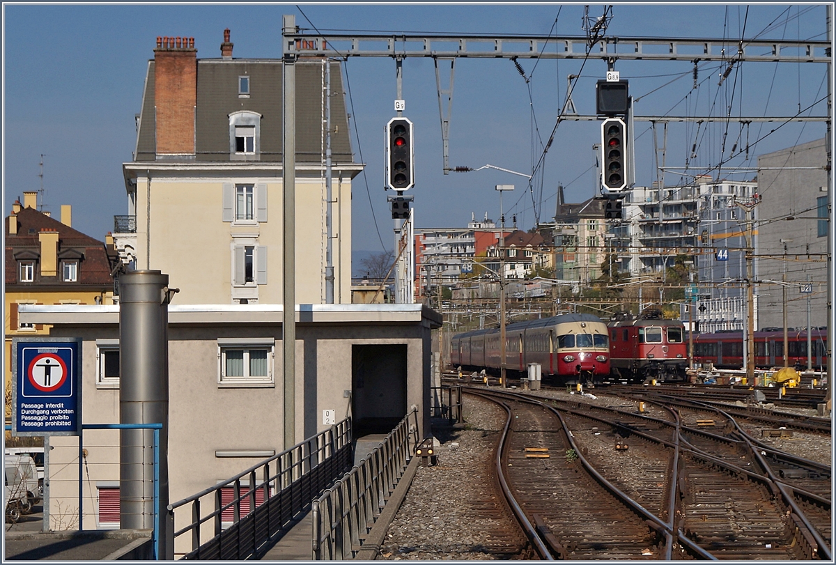 Der SBB Historic TEE RAe 1053 erreicht Lausanne, links im Bild ist ein  Traverso  zu erkennen.
31. März 2019