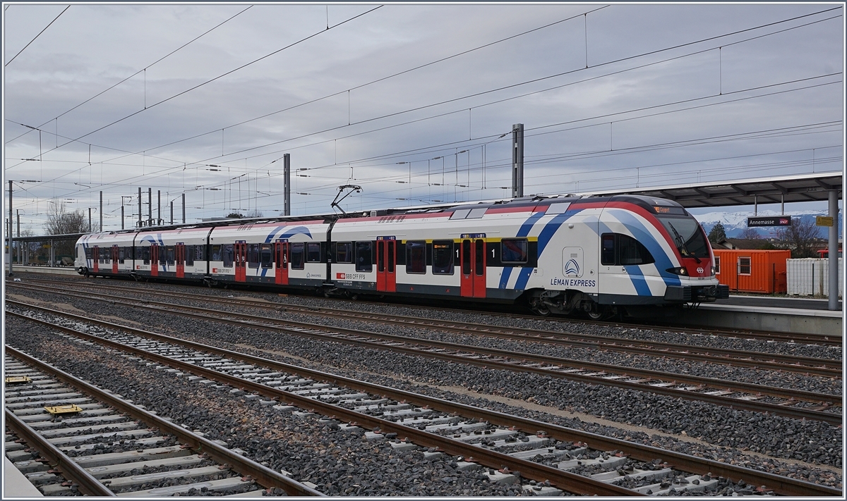 Der SBB LEX Flirt RABe 522 220 hat Annemasse erreicht und wendt nun für die Rückfahrt als SL4 nach Genève. 

15. Dezember 2019