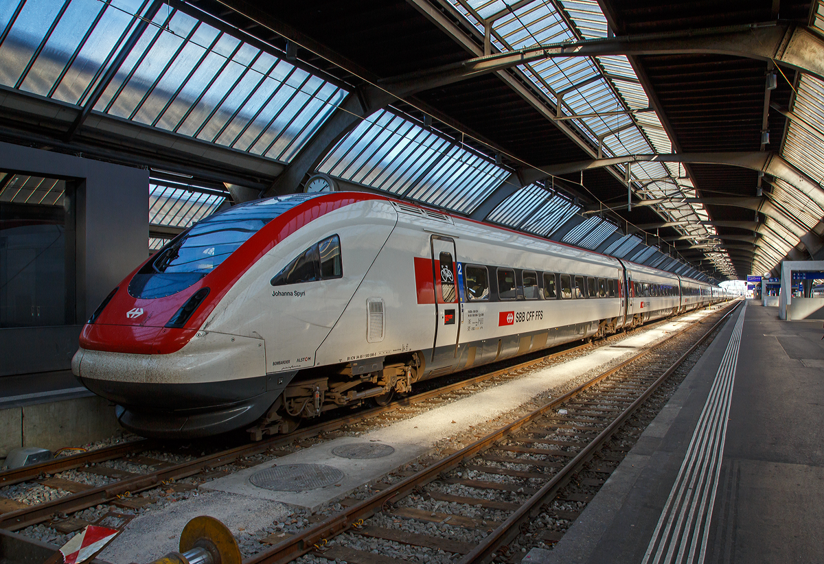 Der SBB RABDe 500 ICN (94 85 0 500 006 – 7 CH-SBB)  „Johanna Spyri“ (Schöpferin der bekannten Romanfigur Heidi) 

Diese elektrischen Triebzüge haben eine neu entwickelte gleisbogengesteuerte aktive Neigetechnik. Das erste Drehgestell ist mit Kreisel und Beschleunigungssensoren ausgerüstet. Die Daten werden automatisch in einen optimalen Neigewinkel umgerechnet, der bis zu 8 Grad betragen kann. Die Neigung wird auch an die Stromabnehmer übermittelt, die sich entgegengesetzt neigen müssen,  um den Bügel gerade am Fahrdraht zuhalten. 

Im Gegensatz zum italienischen Pendolino wurde hier zum ersten Mal in einem Neigezug eine elektrische Neigetechnik eingebaut, die Fiat SIG herstellte. Neu ist auch ein sogenannter Navigator. Bei engen Kurven sorgt die Technik für die radiale Einstellung der Radsätze in den Kurven.

Die ICN wurden zwischen 1999 – 2005, in 2 Bauserien, von einem Konsortium bestehend aus: ABB, Schindler Waggon (Adtranz) und Fiat-SIG (heute Konsortium Bombardier Transportation, Alstom Schienenfahrzeuge), komplett in der Schweiz, gebaut.

Die Triebzüge sind für eine Höchstgeschwindigkeit von 200 km/h zugelassen (techn. Möglich 220 km/h), und ist damit für die Neubaustrecken im Rahmen des Projektes Bahn 2000 geeignet.

Ein Nachteil ist, der im Vergleich zu Zügen mit Einheitswagen IV schlechtere Fahrkomfort. Das Platzangebot ist vor allem für große Personen erheblich eingeschränkt, einerseits durch das durch die Neigetechnik Prinzip bedingte kleinere Querschnittsprofil, andererseits durch eine deutliche Verdichtung der Sitzreihen. Damit einher geht eine Reduzierung des Stauraums für Gepäck. Ebenfalls schlechtere Leistungen sind bei der Laufruhe zu verzeichnen, die Wagen zeigen deutlich stärkere Schlingerbewegungen als die Vorgängergeneration, und die in der Höhe annähernd halbierten Fenster vermitteln nicht mehr den offenen, großzügigen Ausblick wie zuvor.

Technisch Daten:
Gebaute Anzahl:  44
Spurweite:  1435 mm (Normalspur)
Achsformel:  (1A)'(A1)'+(1A)'(A1)'+2'2'+2'2'+2'2'+ +(1A)'(A1)'+(1A)'(A1)
Länge über Puffer:  188.500 mm
Höhe:  3.950 mm
Breite:  2.830 mm
Drehgestellachsstand:  2.700 mm
Leergewicht:  359,0 t
Dienstgewicht:  395,0 t
Radsatzfahrmasse:  15 t
Höchstgeschwindigkeit:  200 km/h (im Plandienst) / 220 km/h (möglich)
Stundenleistung:  5.200 kW
Anfahrzugkraft:  210 kN
Beschleunigung:  0,59 m/s²
Raddurchmesser:  820 mm
Stromsystem:  15 kV 16,7 Hz AC
Sitzplätze:  477  davon 125 (1. Klasse), 322 (2. Klasse), 20 (Speisewagen) und 6 (Klappsitze)
Besonderheiten:  Neigetechnik bis max. 8°
