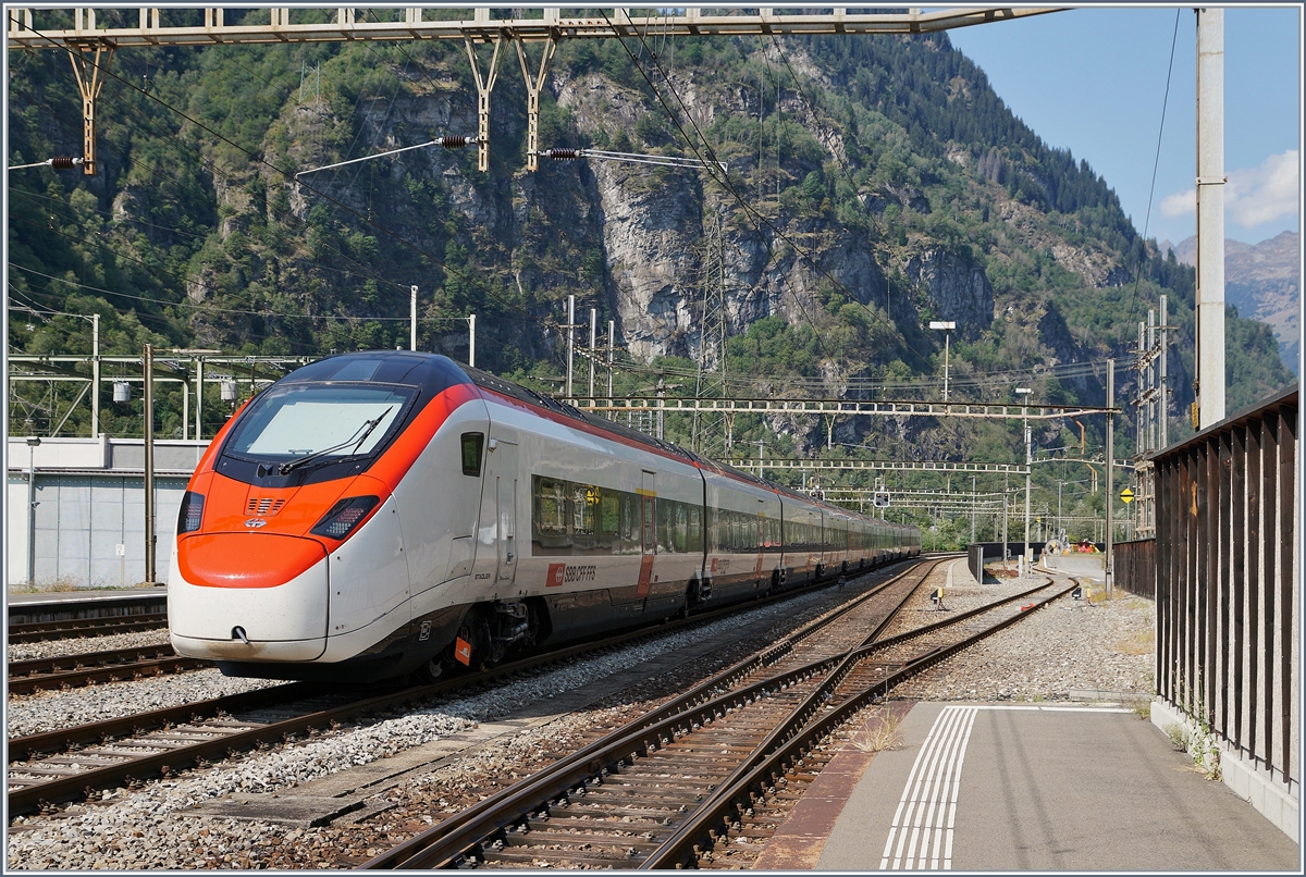 Der SBB RABe 501 017 (UIC 93 85 0501 017-4 CH-SBB) ist in Lavorgo abgestellt. 

13. Sept. 2020