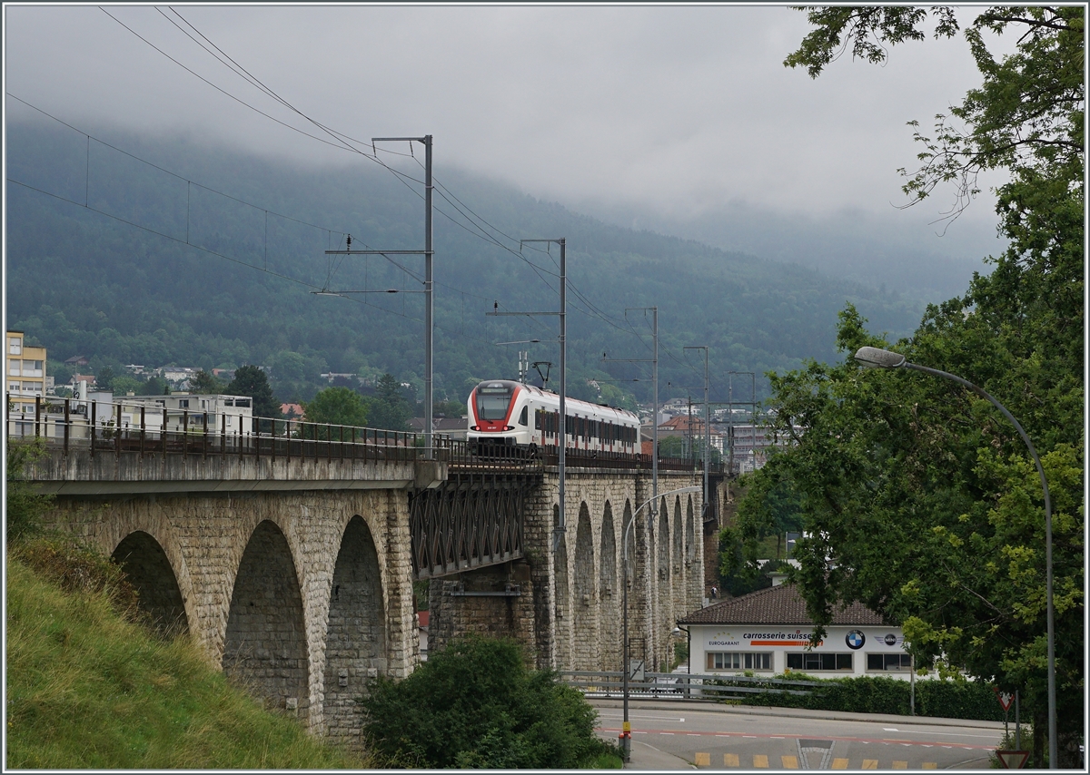 Der SBB RABe 522 207 nach Meroux TGV fährt kurz vor der Ankunft in Grenchen Nord über den BLS /MLB Mösli Viadukt.

4. Juli 2021