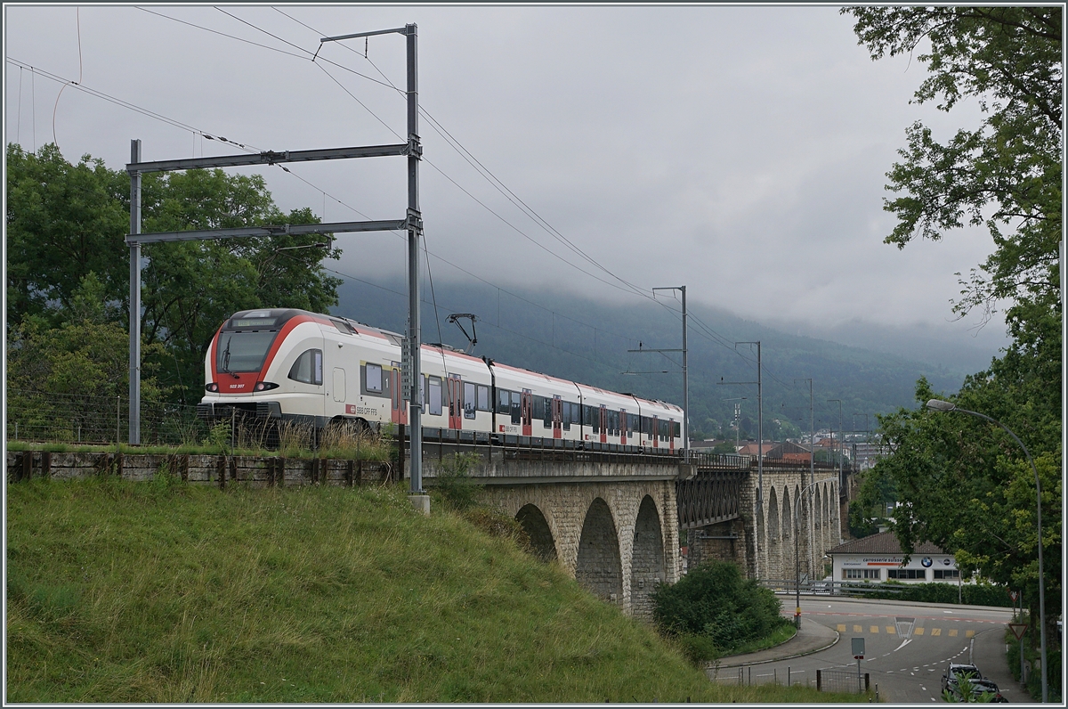 Der SBB RABe 522 207 nach Meroux TGV fährt kurz vor der Ankunft in Grenchen Nord über den BLS /MLB Mösli Viadukt. 

4. Juli 2021