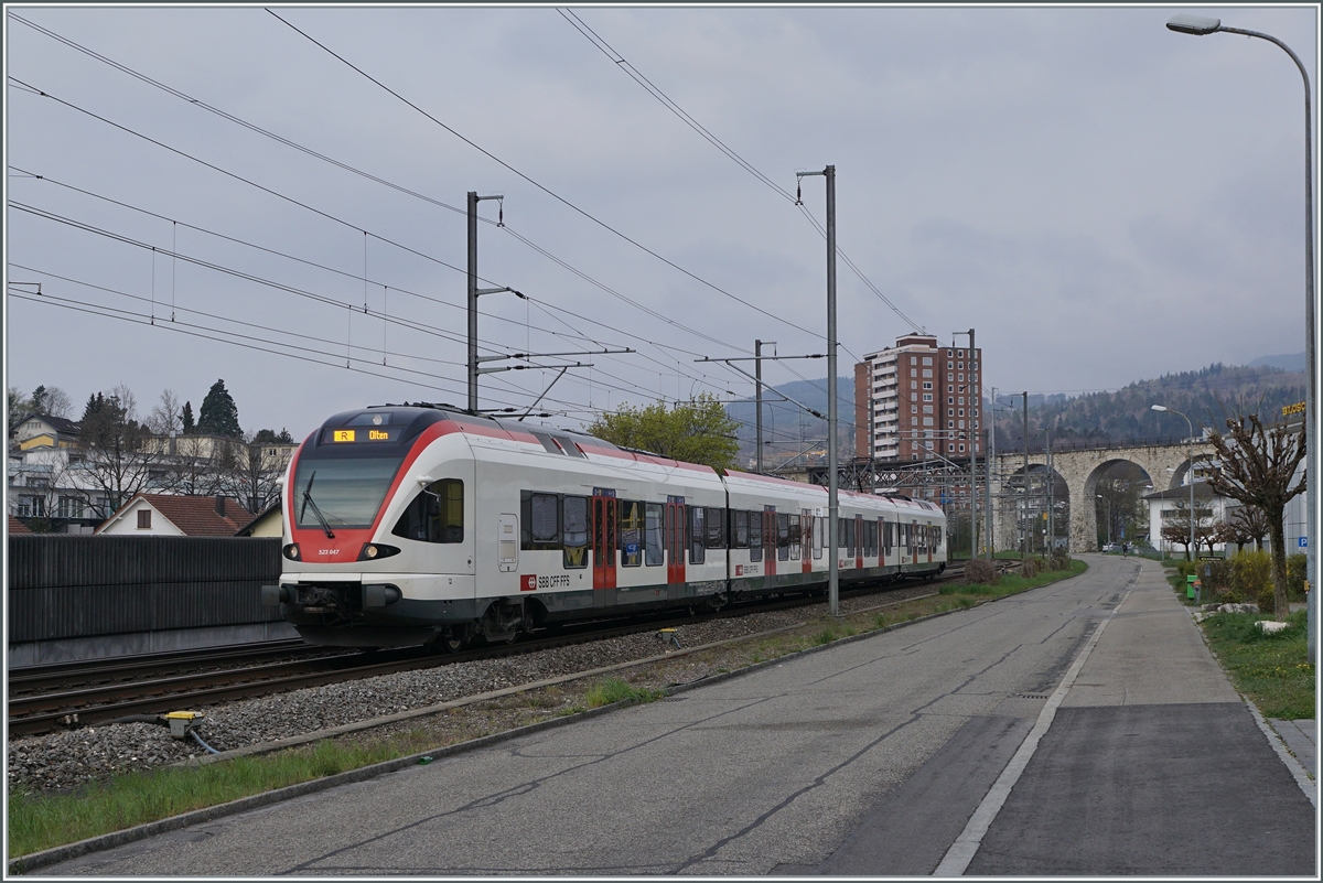 Der SBB RABe 523 047 ist kurz vor Grenchen Süd auf dem Weg von Biel/Bienne nach Olten. 

18. April 2021