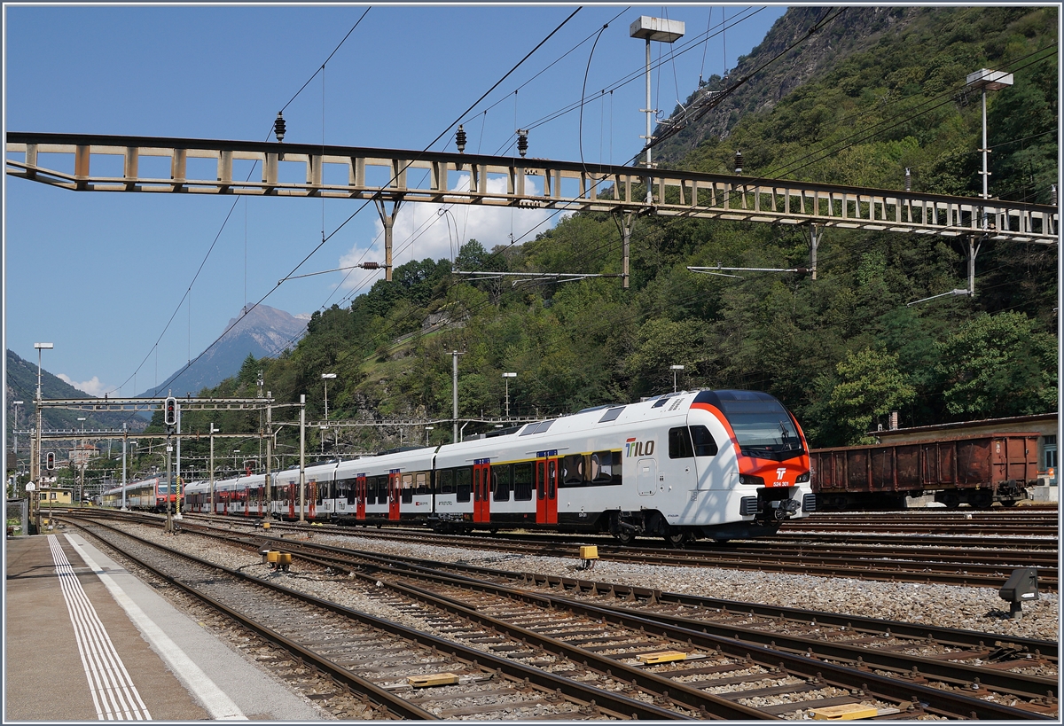 Der SBB RABe 524 301 steht in Biasca. Interessant: die beiden verschiedenfarbigen Stromabnehmer. 

13. Sept. 2020