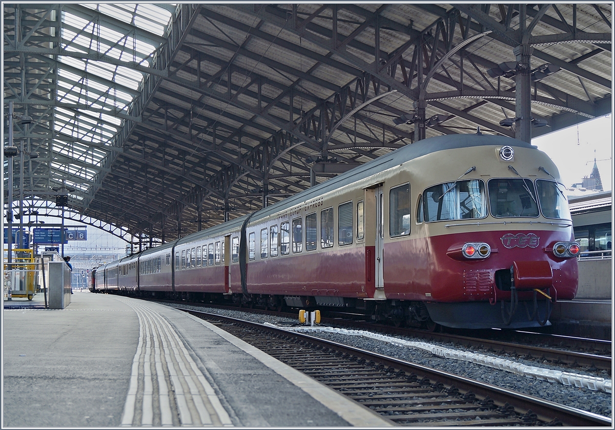 Der SBB RAe TEE II 1053 ist in Lausanne für die Weiterfahrt bereit, an der Spitze erkennt man die ETCS Vorspannlok.

31. März 2019