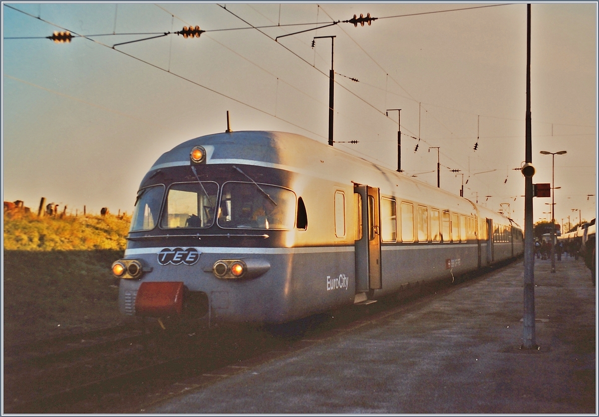 Der SBB RAe TEE II, am Ende seiner Laufbahn der edlen TEE Farbgebung beraubt und als  RABe TEE II  unterwegs, hat TGV Anschlusszug von Bern Frasne erreicht.

Oktober 1999 