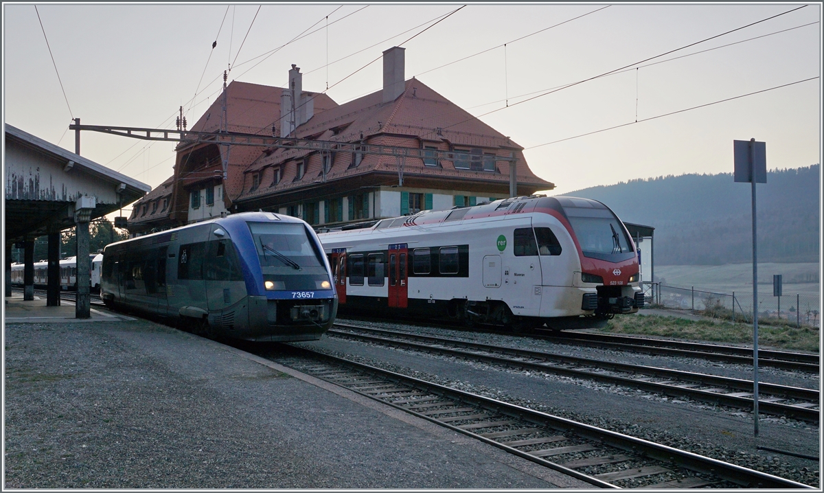 Der SNCF X 73657 verlässt Vallorbe als TER 18136 nach Frasne. Leider ist der Regionale Bahnverkehr durch den Mont-d'Or Tunnel mehr als bescheiden.
Im Hintergrund wartet der SBB RABe 523 108 und ein weiterer als S2 auf die Abfahrt nach Aigle. 

24. März 2022