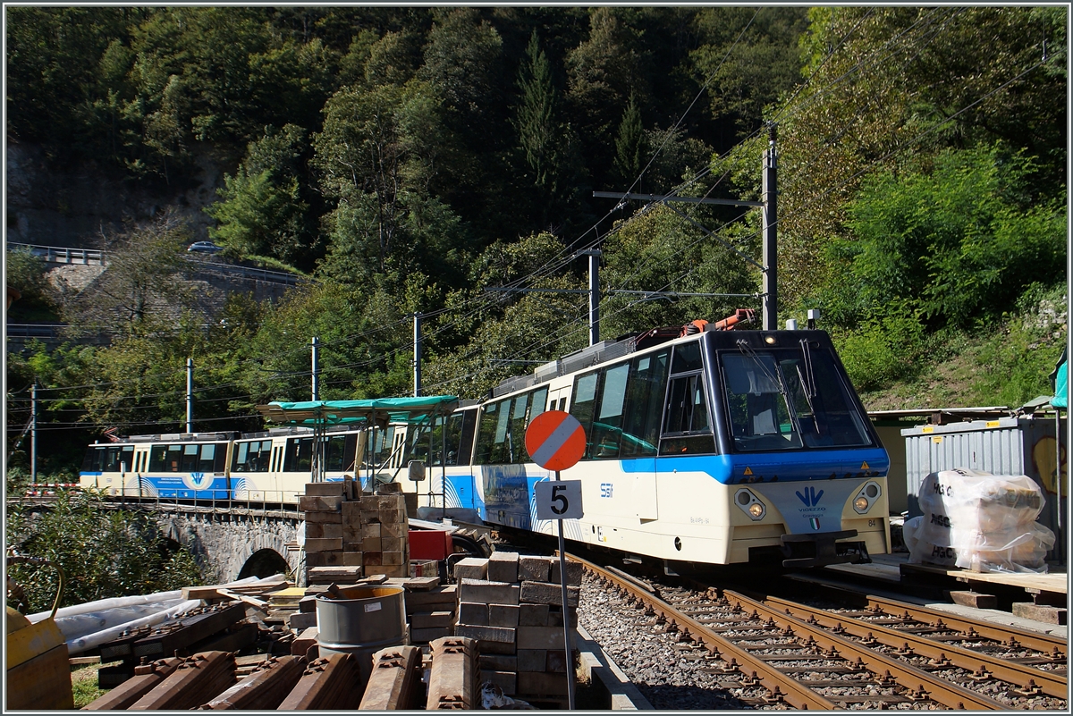Der SSIF Treno Panoramico 61 erreicht von Domodossola kommend Verdasio. 
21. Sept. 2015