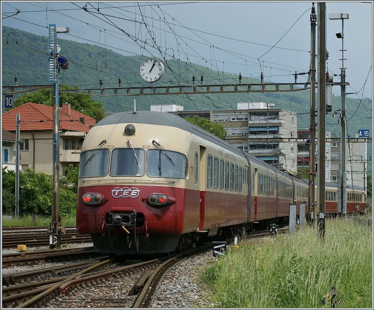 Der TEE in der eher ungewohnten Umgebung des Rangierbhanhofs von Biel.
8. Mai 2009
 