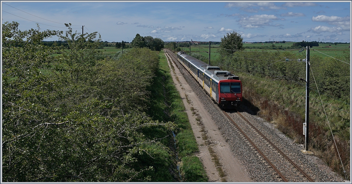 Der TER 18124 zwischen La Rivière-Drugeon und Frasne, dass im Hintergrund wage zu erkennen ist.

21. Aug. 2019