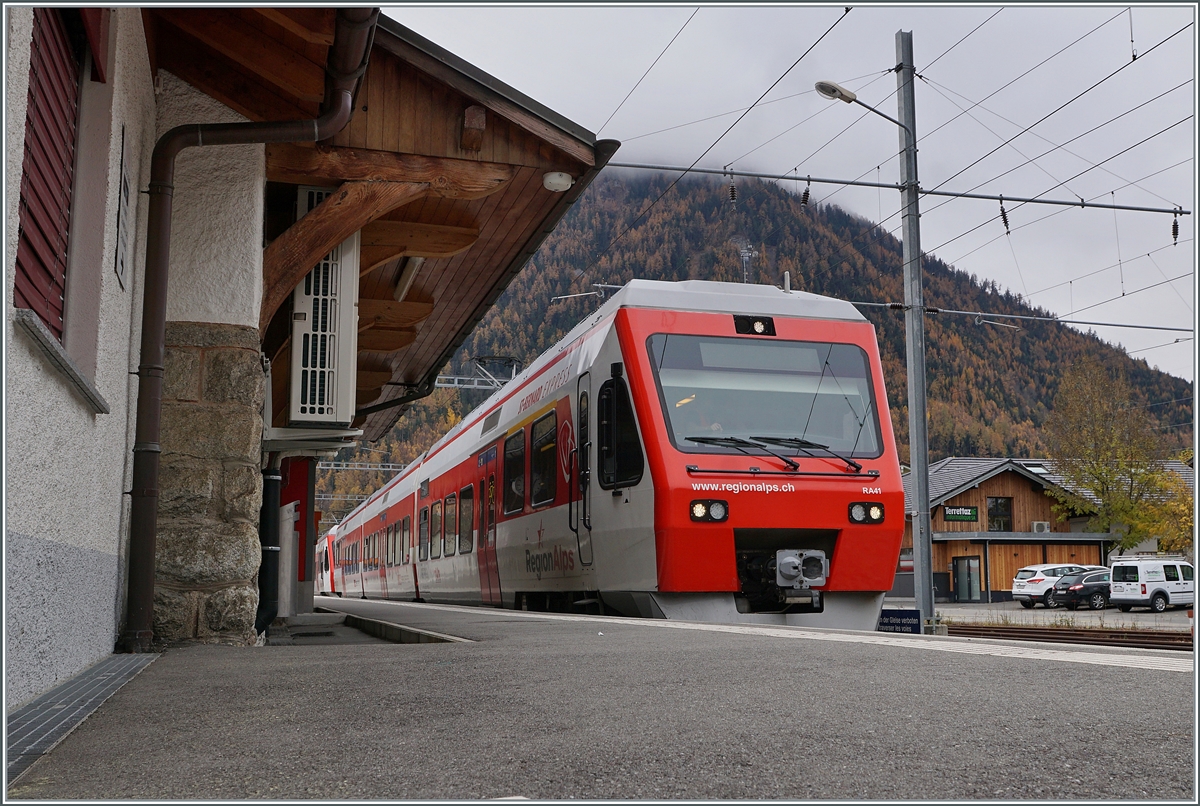 Der TMR RegionAlps RABe 525 041 (UIC 94 85 7525 041-0 CH-RA) wartet in Orsières auf die Rückfahrt nach Sembrancher. 

5. November 2020