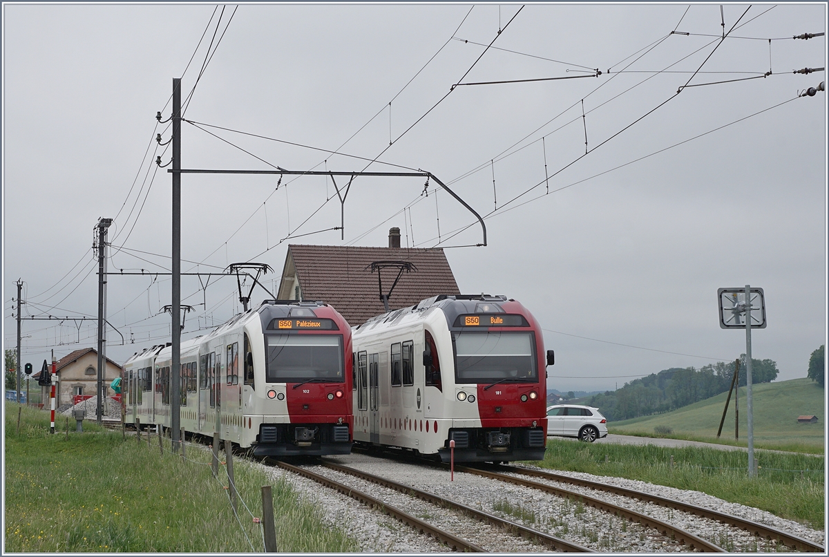 Der TPF Be 2/4 101/ B / ABe 2/4 101 von Palézieux nach Bulle kreuzt mit dem Gegenzug nach Palézieux in La Verrerie.

12. Mai 2020