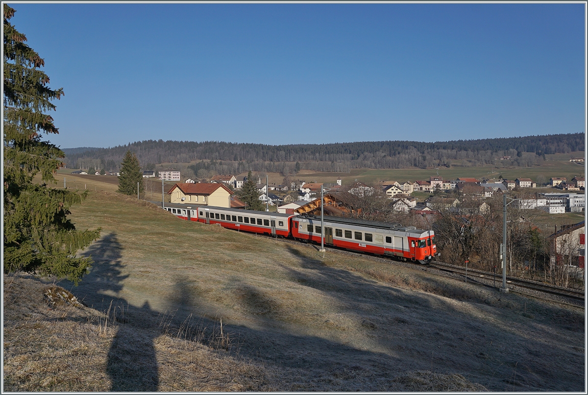 Der TRAVYS Regionalzug 6009, bestehend aus dem TRAVYS RBDe 567 174 (94 85 7567 174-8)  Fleurier , dem B 536 (B 50 85 2035 536-5 CH-TVYS) und der ABt 375 (ABt 50 85 80 33 325-7) in Les Charbnières auf dem Weg nach Le Brassus. 

24. März 2022