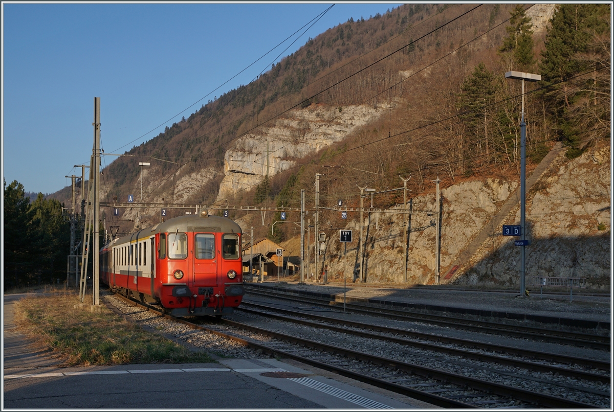 Der TRAVYS Regionalzug 6009 bestehend aus dem TRAVYS RBDe 567 174 (94 85 7567 174-8)  Fleurier , dem B 536 (B 50 85 2035 536-5 CH-TVYS) und der ABt 375 (ABt 50 85 80 33 325-7) wird bereitgestellt, doch bevor der Zug an den Bahnsteig fährt, wird hinter meinem Rücken ein TRAVYS Domino von Le Brassus ankommen und nach einer kurzen Wendezeit nach Le Brassus zurückfahren. 

24. März 2022