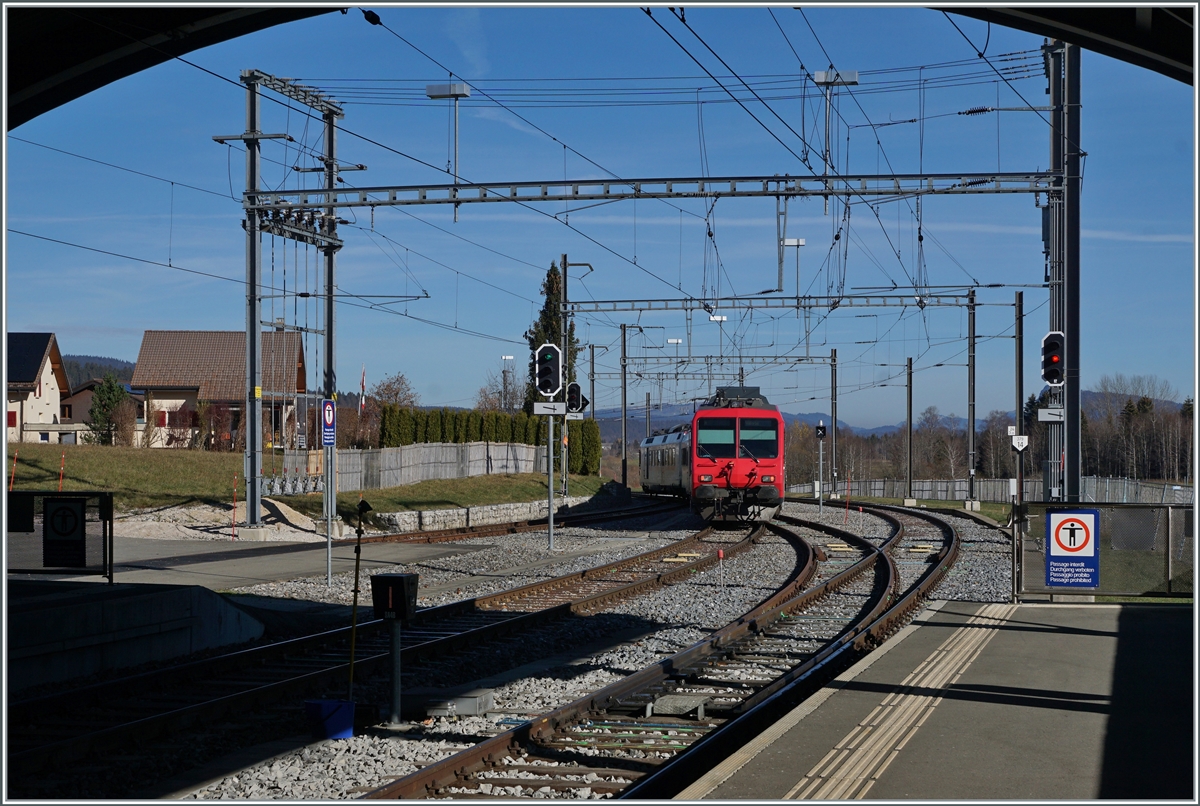 Der TRAVYS Regionalzug 6018 verlässt Le Brassus mit dem Ziel Vallorbe. Der Zug besteht aus folgenden Fahrzeugen: An der Spitze der TRAVYS RBDe 560 384 (UIC RBDe 560 DO TR 94 7 560 384-0 CH-TVYS) gefolgt vom Zwischenwagen B NPZ DO TR 50 85 29-43 384-1 CH-TVYS und an Schluss der Steuerwagen ABt NPZ DO TR 50 85 39-43 984-6 CH-TVYS. 

14. November 2020