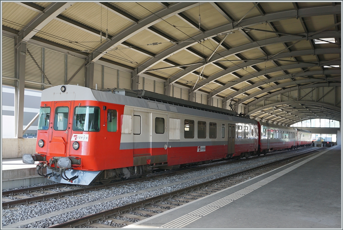 Der TRAVYS Regionalzug bstehend aus dem TRAVYS RBDe 567 174 (94 85 7567 174-8)  Fleurier , dem B 536 (B 50 85 2035 536-5 CH-TVYS) und der ABt 375 (ABt 50 85 80 33 325-7) hat Le Brassus erreicht und wartet nun auf die Rückfahrt am Nachmittag. 

16. Juni 2022
